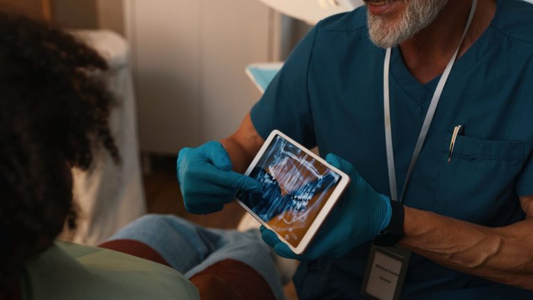 Dores de cabeça constantes? Veja como o dentista pode ajudar