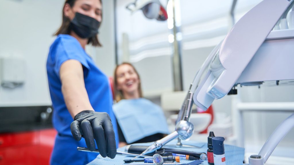 De secretária a auxiliar de dentista: três passos para chegar lá