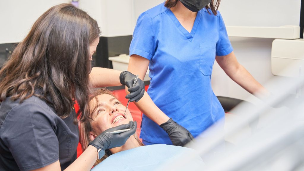 Cárie na fase adulta? Veja os sinais, os tratamentos e como prevenir