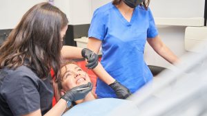 Cárie na fase adulta? Veja os sinais, os tratamentos e como prevenir