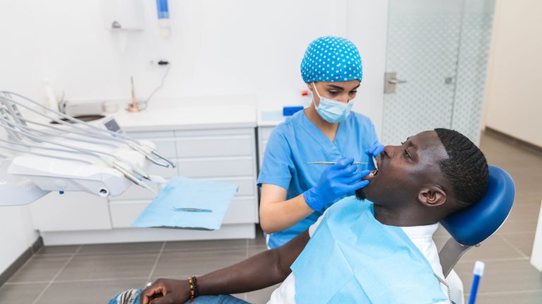 Auxiliar de enfermagem também pode ser auxiliar de dentista?