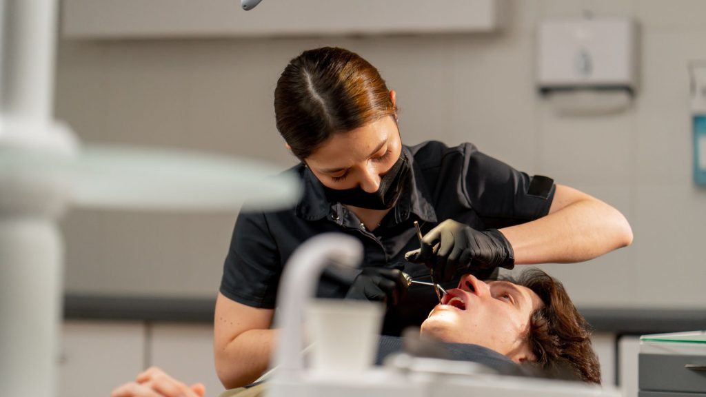 Cuidado! Segurar objetos com os dentes pode movimentá-los