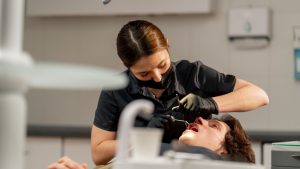 Cuidado! Segurar objetos com os dentes pode movimentá-los