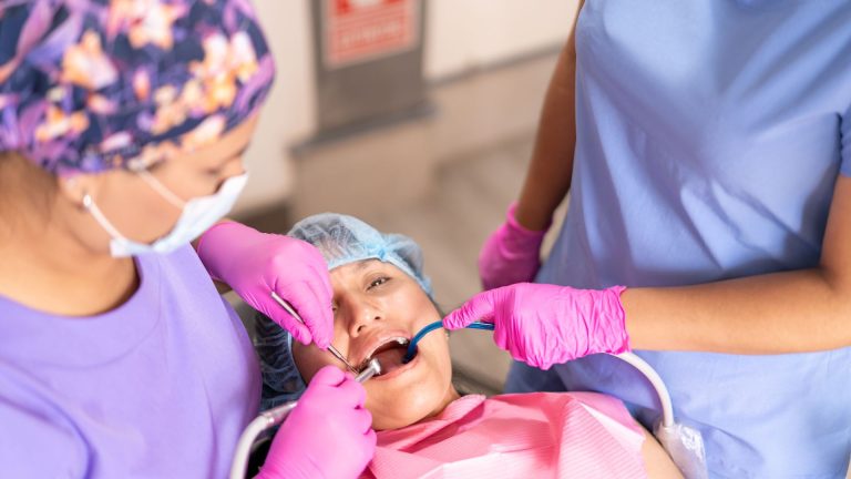 Como passar de secretária para auxiliar de dentista