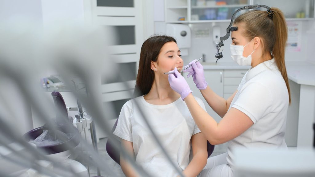 O que um curso de auxiliar de dentista deve ter para ser considerado bom