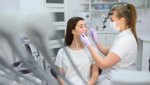 Como uma auxiliar de dentista deve se vestir para trabalhar?