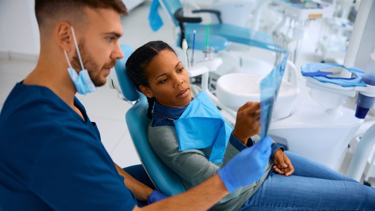 O papel do uniforme na proteção do auxiliar de dentista