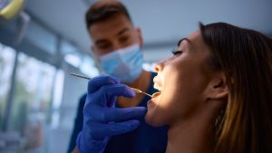 Manchas brancas nos dentes? Veja a causa e como evitá-las