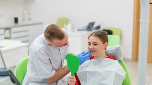 Porque o auxiliar de dentista não deve usar jaleco na rua