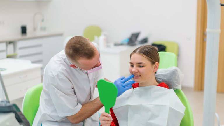 Porque o auxiliar de dentista não deve usar jaleco na rua