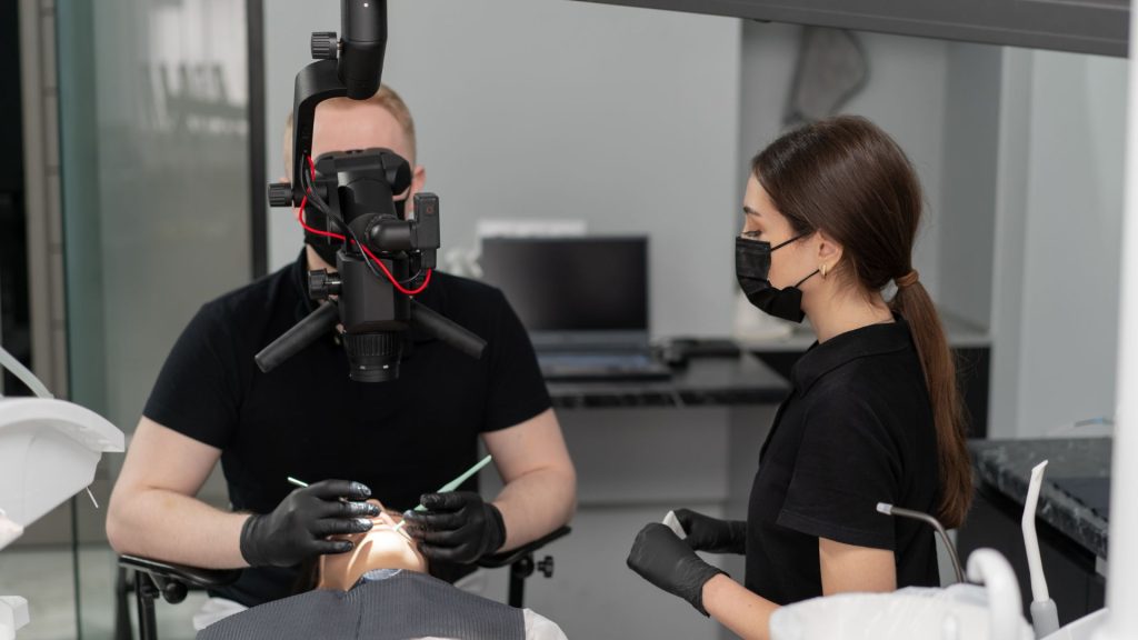 O que você deve saber antes de clarear os dentes