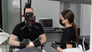 O que você deve saber antes de clarear os dentes