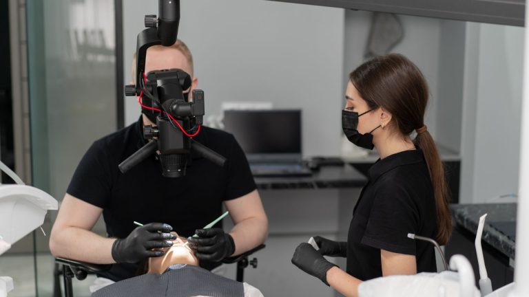 O que você deve saber antes de clarear os dentes