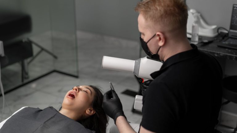 Você sabia que adultos podem ter dentes de leite também?