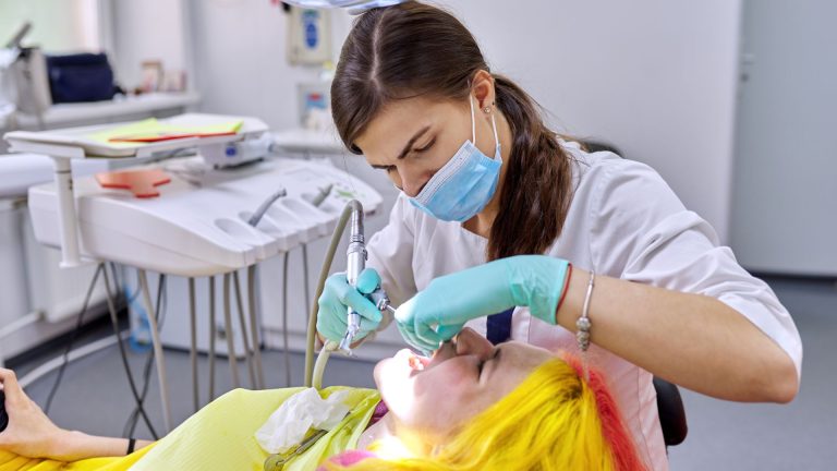 ASB e a Dentística Estética: Isolamento Absoluto e Câmera Intraoral