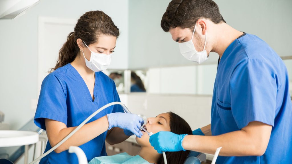 Como o instrumentador ajuda o dentista? Entenda neste post