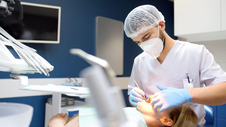 Quem já trabalha como auxiliar de dentista precisa de formação?