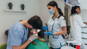 Vai cair na folia? Veja como cuidar do sorriso neste carnaval