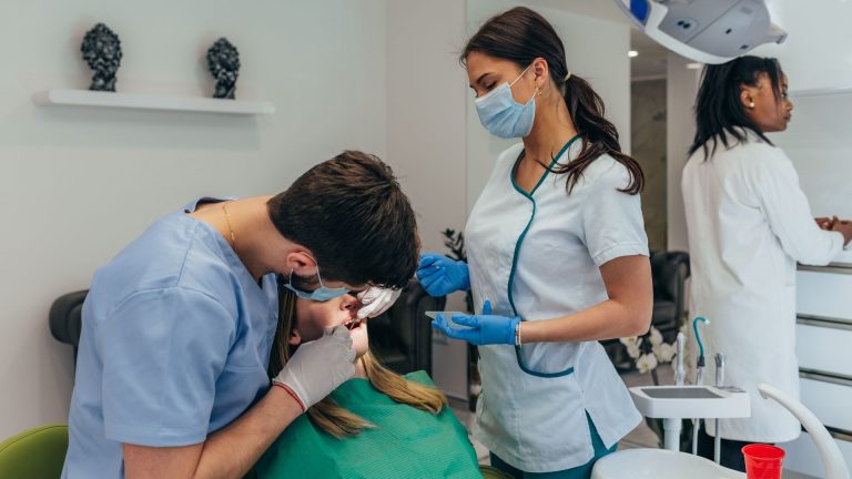 Vai cair na folia? Veja como cuidar do sorriso neste carnaval