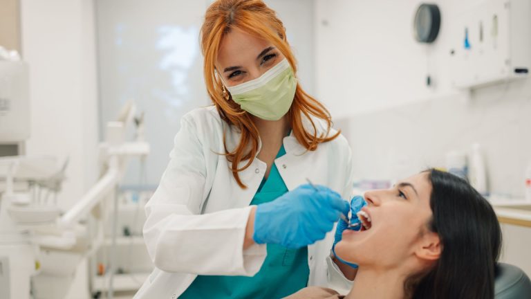 O curso ideal para o auxiliar de dentista que quer ganhar mais