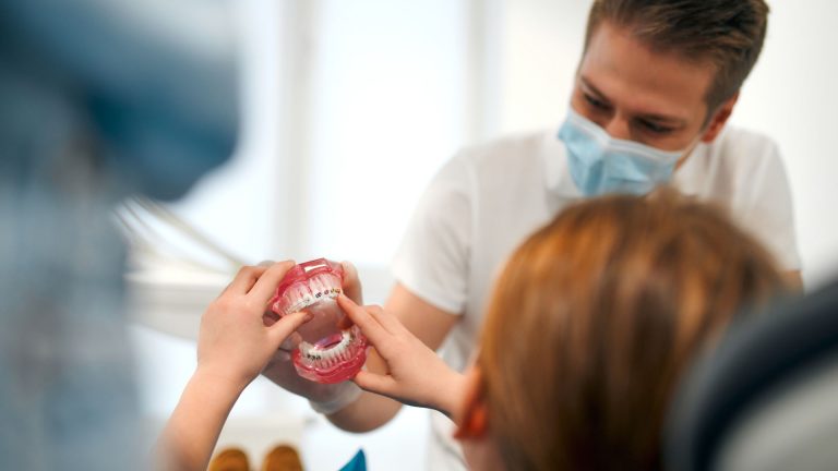 Saburra lingual: conheça uma das principais causas do mau hálito