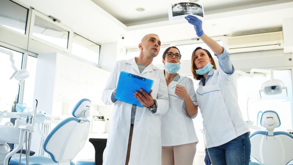 Como o auxiliar em saúde bucal pode propagar a saúde bucal?