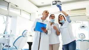 Câncer, mau hálito e mais: os males do cigarro para a saúde bucal