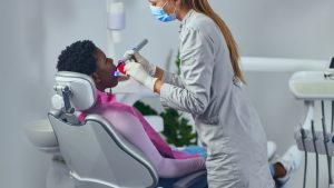 Preciso higienizar a boca do bebê que ainda não tem dentes?