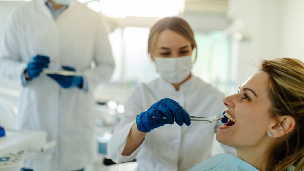 Carvão ativado clareia os dentes?