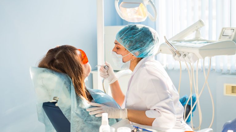 Lente de contato pode estragar os dentes?