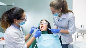 Aprenda a passar o fio dental corretamente