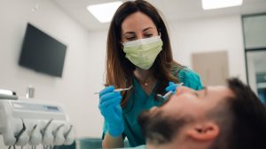 Por que o ASB deve vestir uniforme no trabalho?