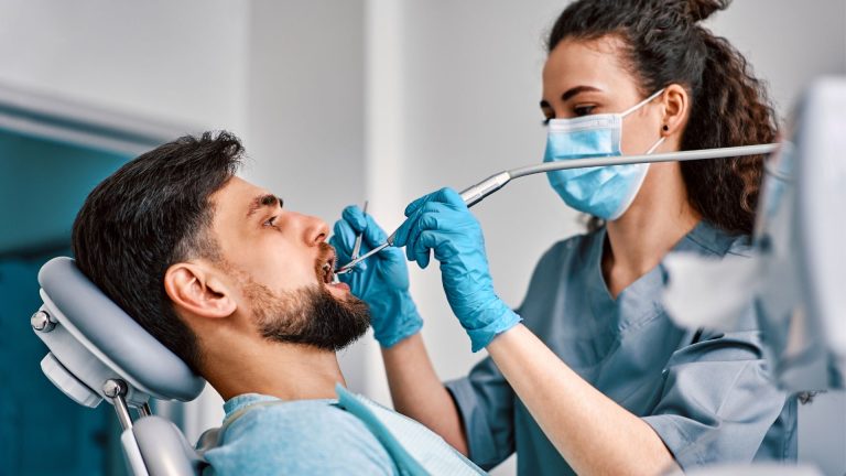Qual é o salário de um auxiliar de dentista em 2021?