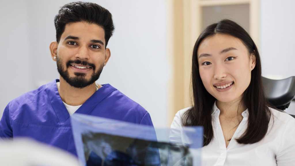 O que significa “ter um CRO ativo” nas vagas de Auxiliar em Saúde Bucal?