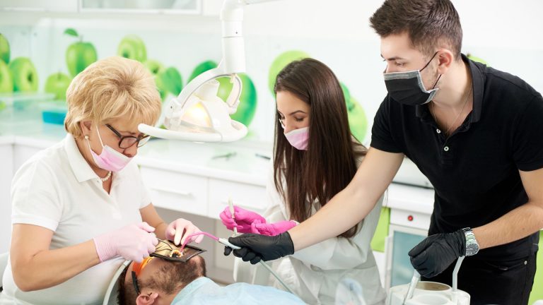 Posso fazer exercício depois do implante dentário?