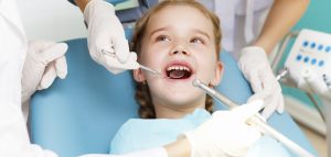 3 dicas para cuidar bem dos dentes de crianças pequenas