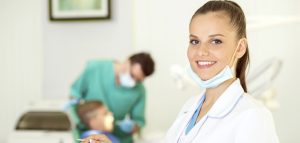 3 vantagens de ser auxiliar de dentista com certificação
