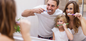 Tenho mesmo que escovar os dentes antes de dormir?