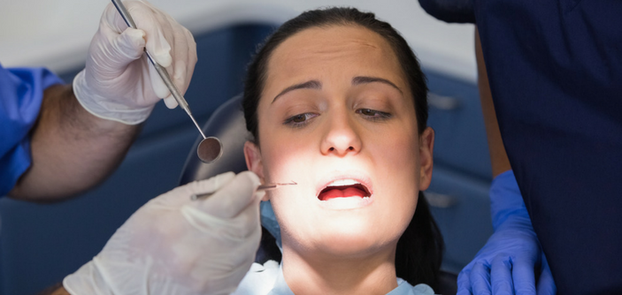 Dente não é abridor! Veja os prejuízos para o sorriso