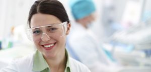 Como passar de secretária para auxiliar de dentista