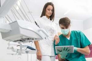 Durante o atendimento odontológico: Quais as 4 principais tarefas do ASB