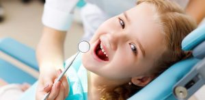 Como o dentista e o ASB podem distrair as crianças na consulta