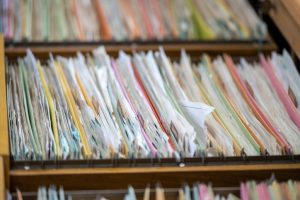 Manter os prontuários até quando no consultório de dentista?