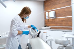 Precisa de curso de formação para ser auxiliar de dentista?
