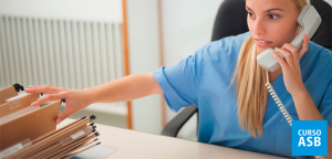 Como o ASB deve atender ao telefone no consultório?