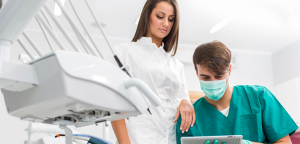 O que um auxiliar de dentista não pode fazer?