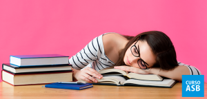 Sono ao estudar? Veja como lidar com o problema