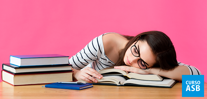 Sono ao estudar? Veja como lidar com o problema
