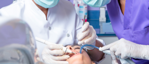 Auxiliar de dentista pode remover suturas? Respondemos neste post