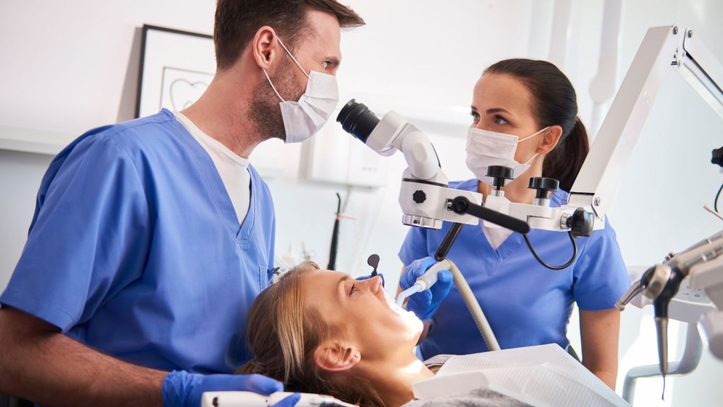 3 passos para ir de secretaria a auxiliar de dentista